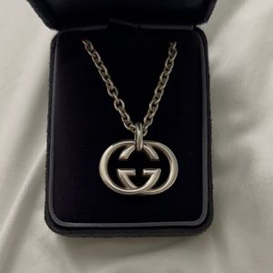 Gucci interlocking G silver pendant necklace